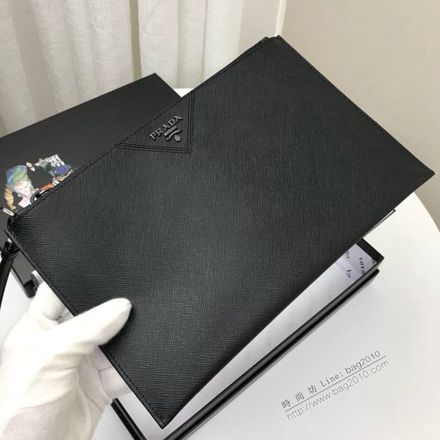 prada男包 普拉達經典升級版手拿包 2NG05V Prada十字紋牛皮包 Prada男士手包  pyd2325